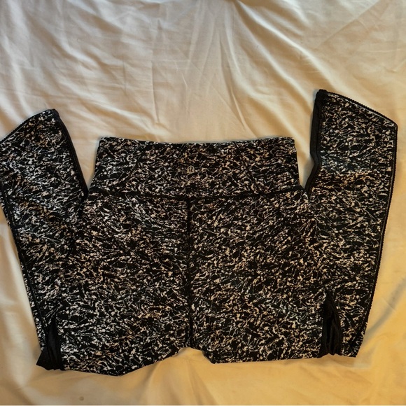 Lululemon Women’s Size 6 Cropped Leggings – Black White Abstract Print Mesh - Picture 7 of 11